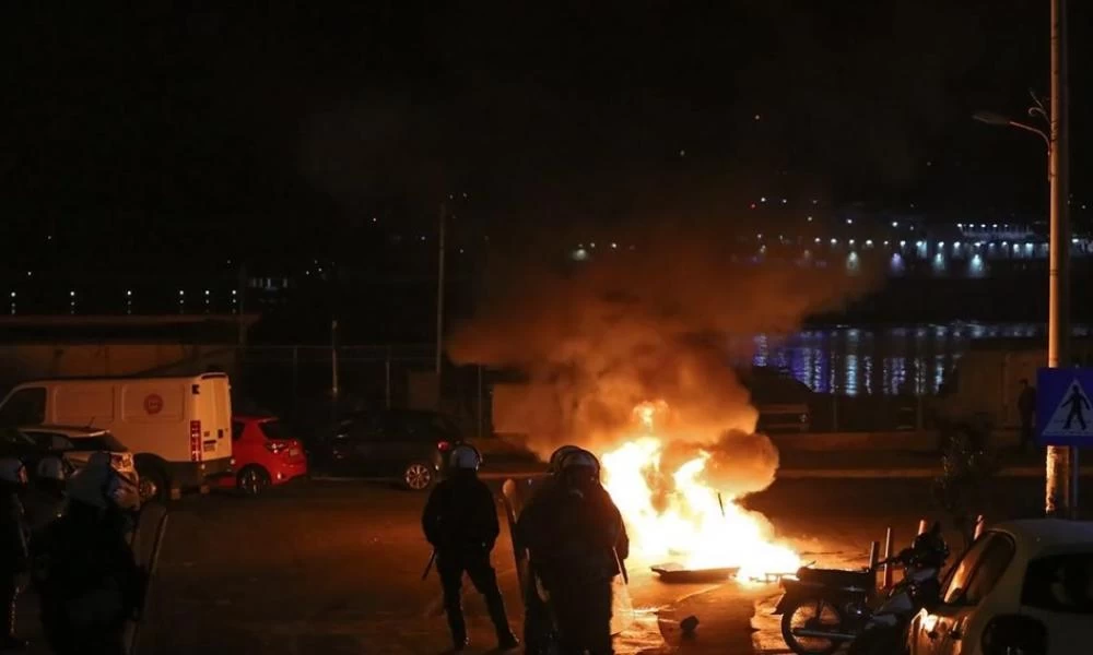 Άγρια επεισόδια μεταξύ μεταναστών και ΜΑΤ στη Μυτιλήνη